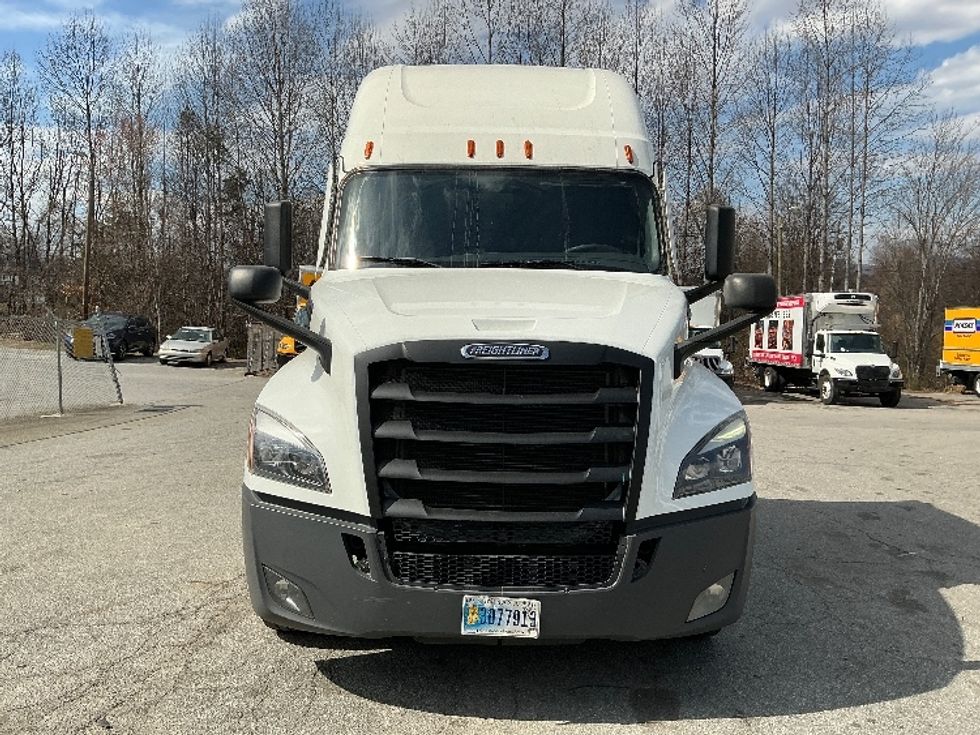 Sleeper Tractor-Heavy Duty Tractors-Freightliner-2021-T12664ST-Asheville-NC-701,621\n\t\tmiles-$ 37,250 - Image 2