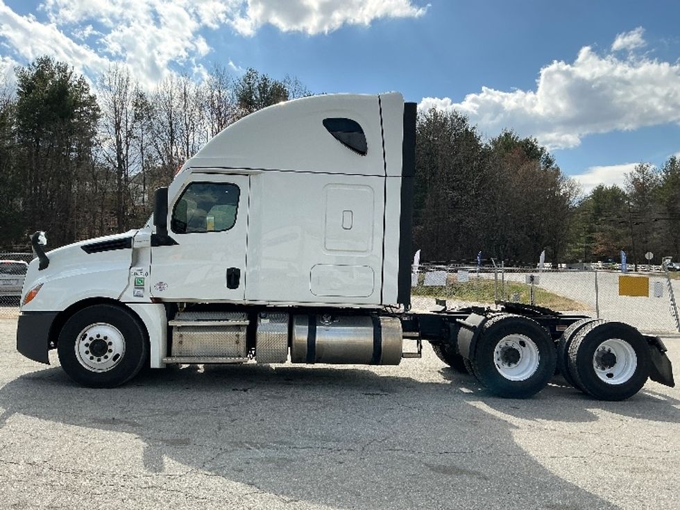 Sleeper Tractor-Heavy Duty Tractors-Freightliner-2021-T12664ST-Asheville-NC-701,621\n\t\tmiles-$ 37,250 - Image 4