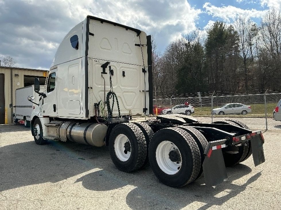 Sleeper Tractor-Heavy Duty Tractors-Freightliner-2021-T12664ST-Asheville-NC-701,621\n\t\tmiles-$ 37,250 - Image 5