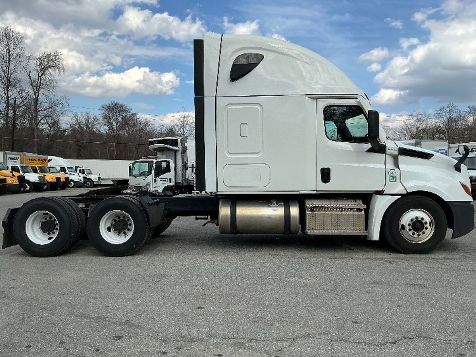 Sleeper Tractor-Heavy Duty Tractors-Freightliner-2021-T12664ST-Asheville-NC-701,621\n\t\tmiles-$ 37,250 - Image 8