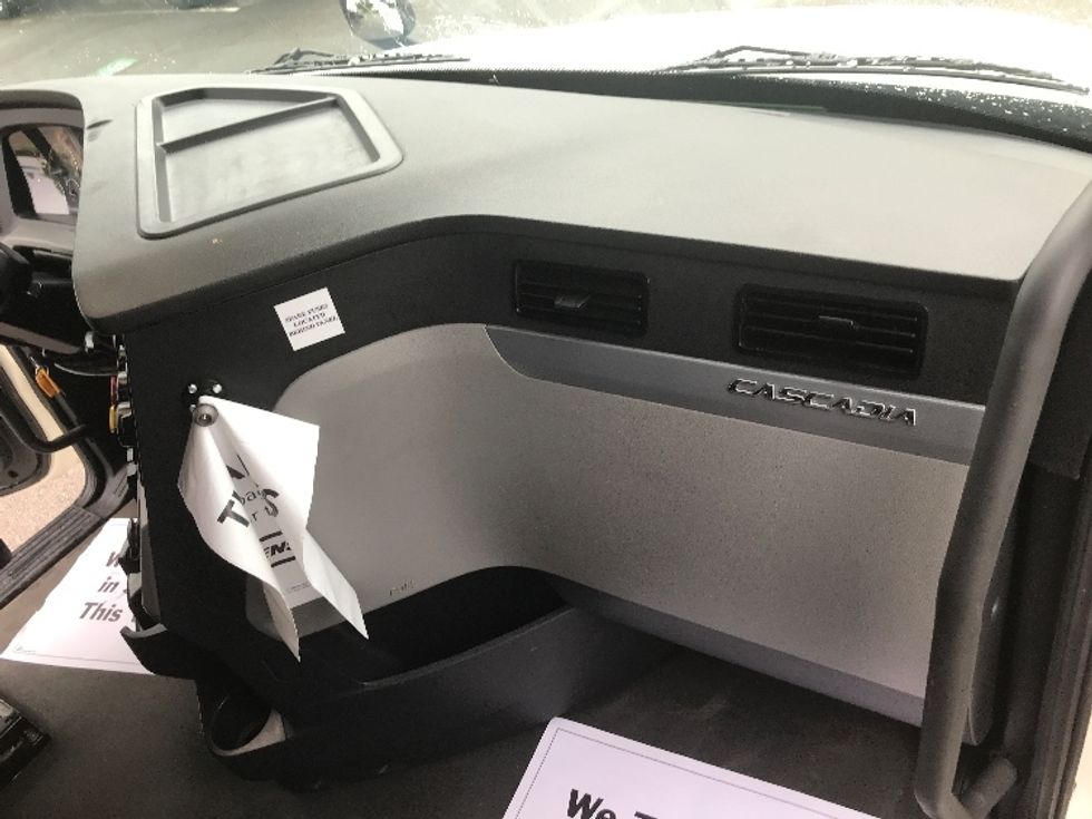 Sleeper Tractor-Heavy Duty Tractors-Freightliner-2021-T12664ST-Ashland-VA-500,514\n\t\tmiles-$ 66,250 - Image 14