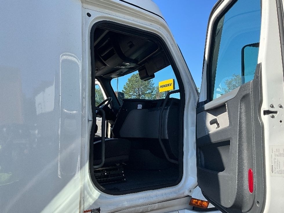 Sleeper Tractor-Heavy Duty Tractors-Freightliner-2021-T12664ST-Atlanta (Forest Park)-GA-626,553\n\t\tmiles-$ 54,000 - Image 11