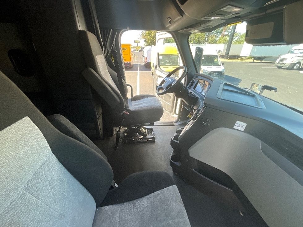 Sleeper Tractor-Heavy Duty Tractors-Freightliner-2021-T12664ST-Atlanta (Forest Park)-GA-626,553\n\t\tmiles-$ 54,000 - Image 13