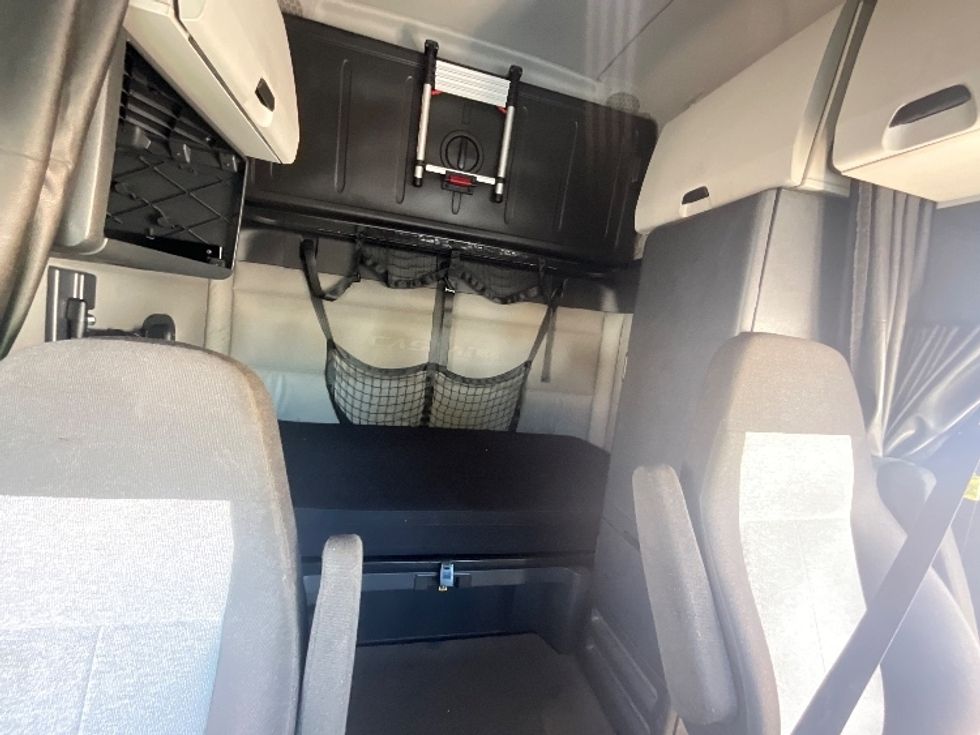 Sleeper Tractor-Heavy Duty Tractors-Freightliner-2021-T12664ST-Atlanta (Forest Park)-GA-626,553\n\t\tmiles-$ 54,000 - Image 14