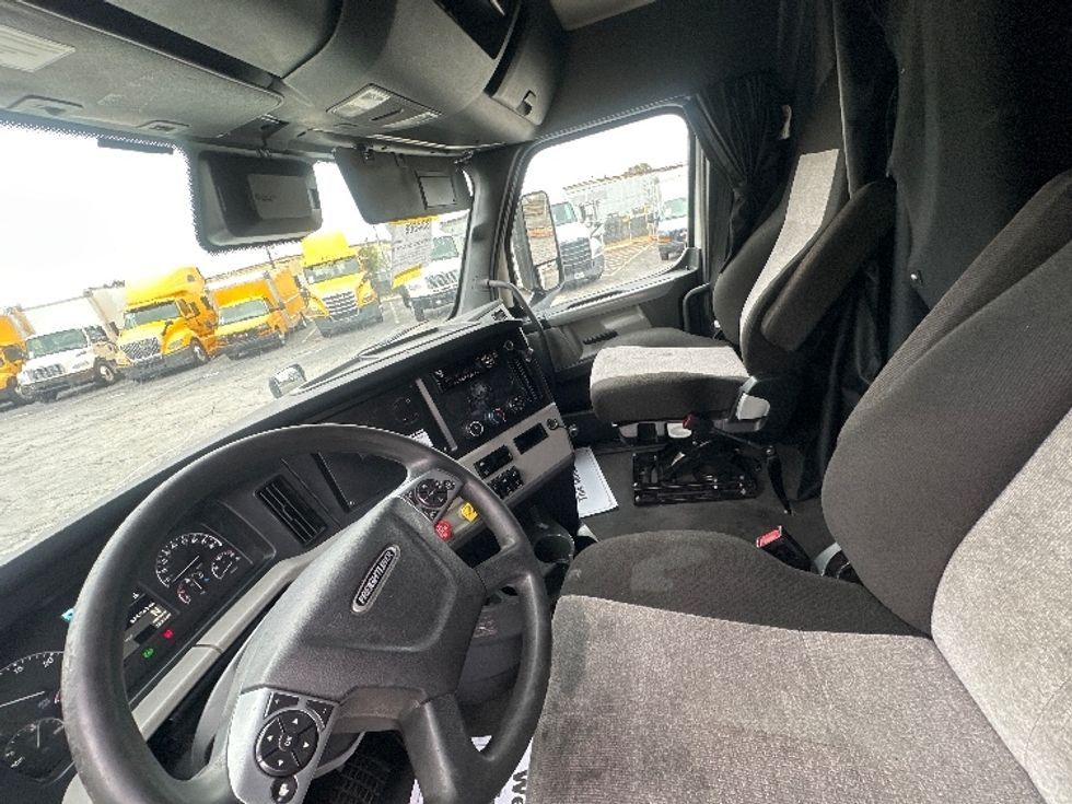 Sleeper Tractor-Heavy Duty Tractors-Freightliner-2021-T12664ST-Atlanta (Forest Park)-GA-674,264\n\t\tmiles-$ 49,500 - Image 10