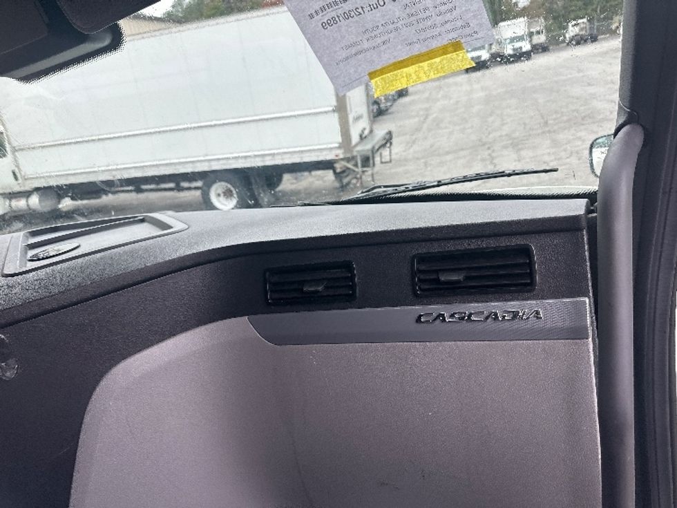 Sleeper Tractor-Heavy Duty Tractors-Freightliner-2021-T12664ST-Atlanta (Forest Park)-GA-674,264\n\t\tmiles-$ 49,500 - Image 14