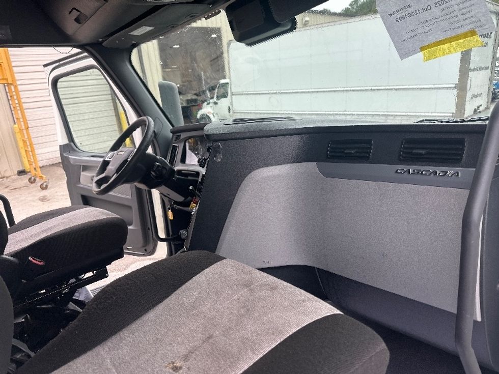 Sleeper Tractor-Heavy Duty Tractors-Freightliner-2021-T12664ST-Atlanta (Forest Park)-GA-674,264\n\t\tmiles-$ 49,500 - Image 15