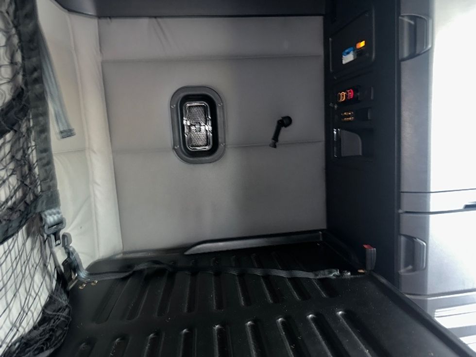 Sleeper Tractor-Heavy Duty Tractors-Freightliner-2021-T12664ST-Atlanta (Forest Park)-GA-674,264\n\t\tmiles-$ 49,500 - Image 18