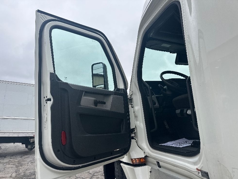 Sleeper Tractor-Heavy Duty Tractors-Freightliner-2021-T12664ST-Atlanta (Forest Park)-GA-674,264\n\t\tmiles-$ 49,500 - Image 9