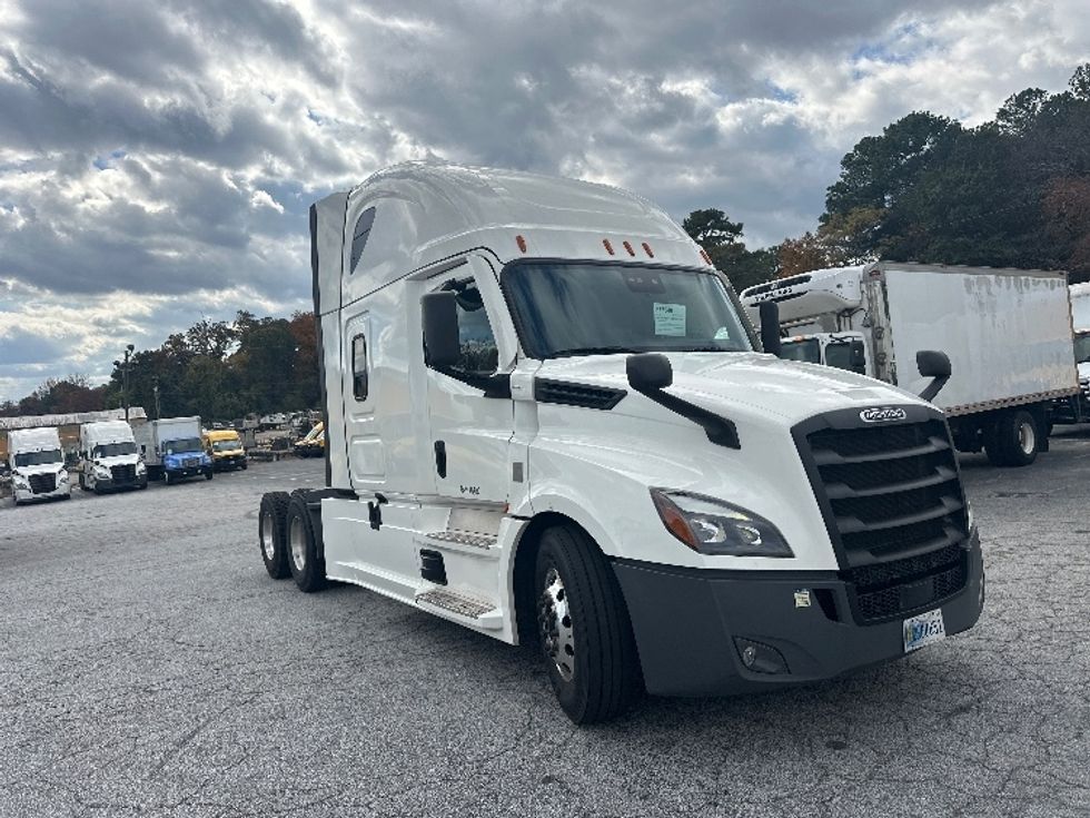 Sleeper Tractor-Heavy Duty Tractors-Freightliner-2021-T12664ST-Atlanta-GA-425,257\n\t\tmiles-$ 74,000 - Image 1