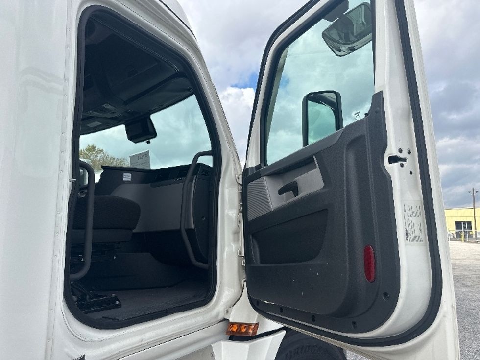 Sleeper Tractor-Heavy Duty Tractors-Freightliner-2021-T12664ST-Atlanta-GA-425,257\n\t\tmiles-$ 74,000 - Image 13
