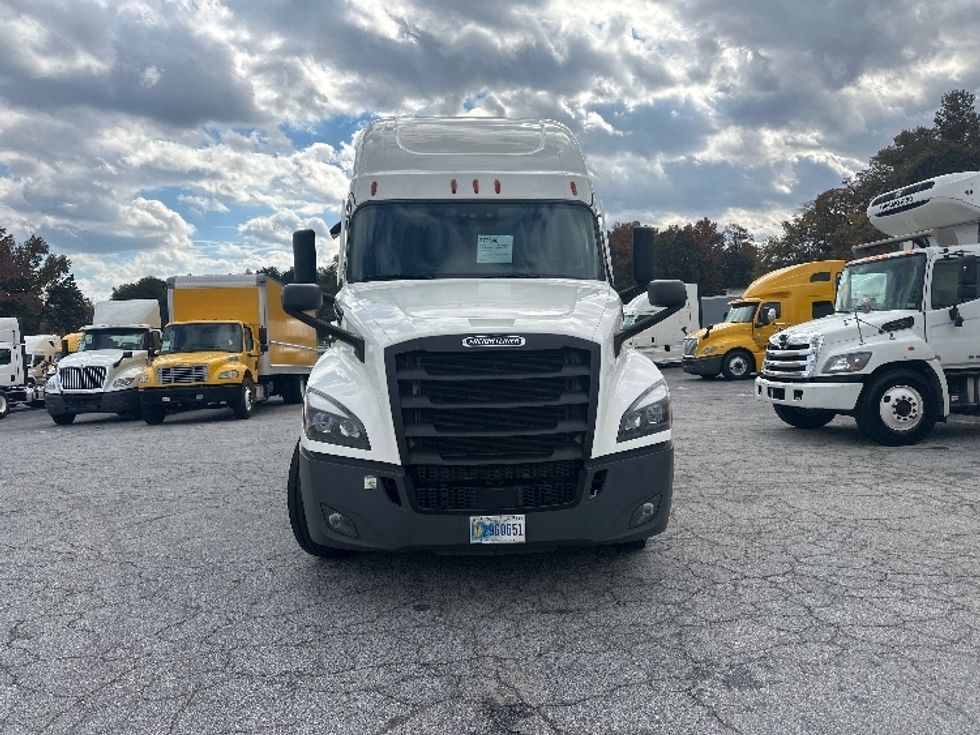 Sleeper Tractor-Heavy Duty Tractors-Freightliner-2021-T12664ST-Atlanta-GA-425,257\n\t\tmiles-$ 74,000 - Image 2