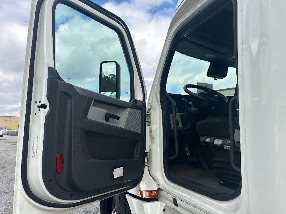 Sleeper Tractor-Heavy Duty Tractors-Freightliner-2021-T12664ST-Atlanta-GA-425,257\n\t\tmiles-$ 74,000 - Image 9