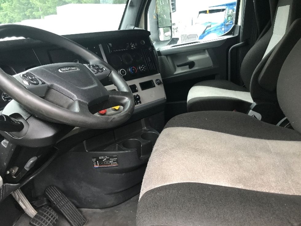 Sleeper Tractor-Heavy Duty Tractors-Freightliner-2021-T12664ST-Atlanta-GA-512,854\n\t\tmiles-$ 65,000 - Image 10