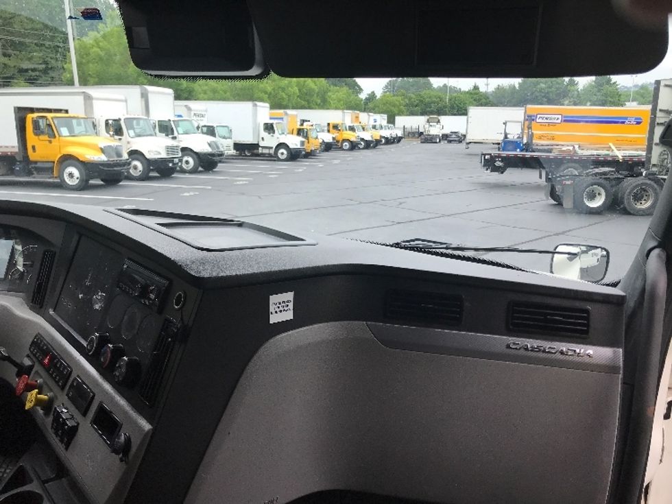 Sleeper Tractor-Heavy Duty Tractors-Freightliner-2021-T12664ST-Atlanta-GA-512,854\n\t\tmiles-$ 65,000 - Image 14