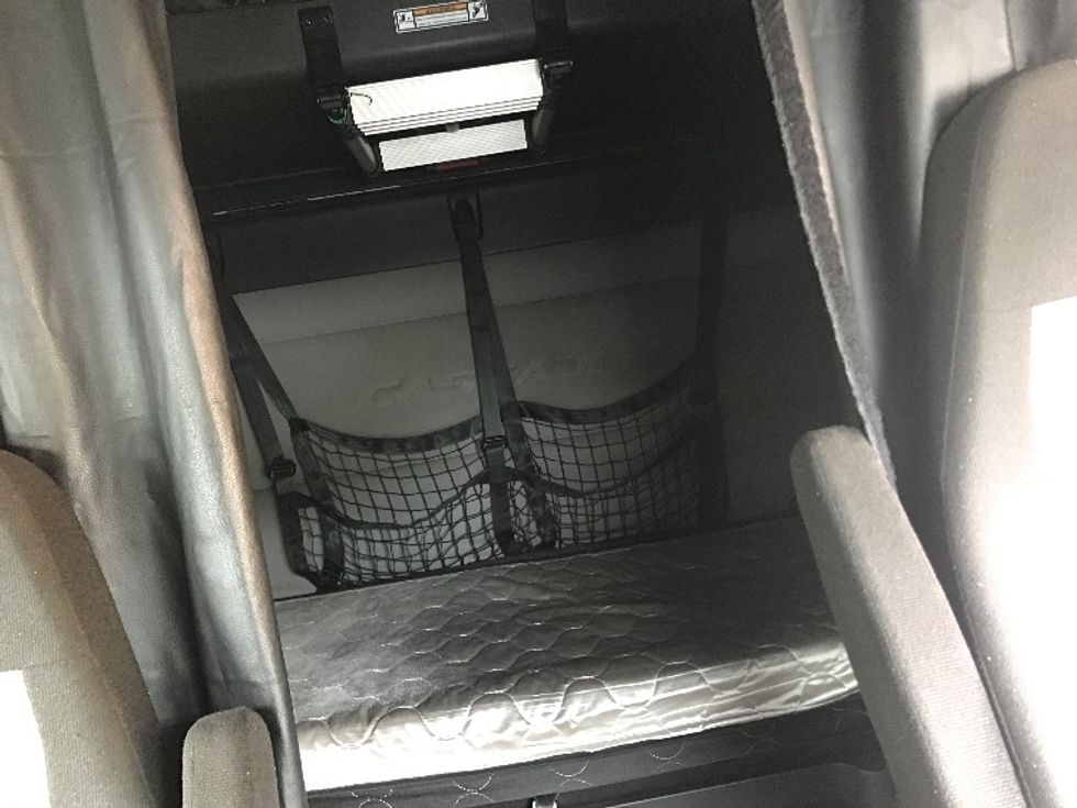 Sleeper Tractor-Heavy Duty Tractors-Freightliner-2021-T12664ST-Atlanta-GA-512,854\n\t\tmiles-$ 65,000 - Image 16