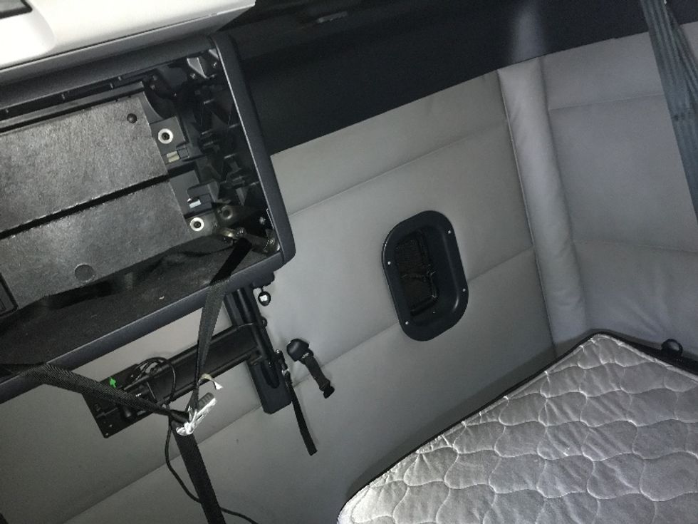 Sleeper Tractor-Heavy Duty Tractors-Freightliner-2021-T12664ST-Atlanta-GA-512,854\n\t\tmiles-$ 65,000 - Image 19