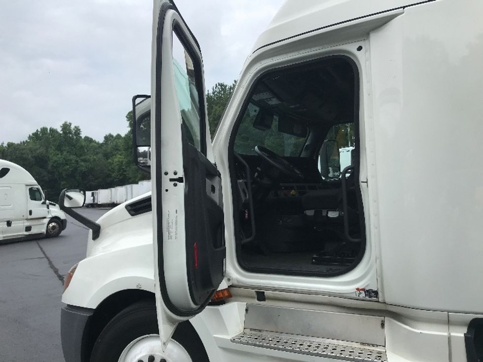 Sleeper Tractor-Heavy Duty Tractors-Freightliner-2021-T12664ST-Atlanta-GA-512,854\n\t\tmiles-$ 65,000 - Image 9