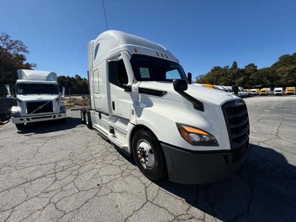 Sleeper Tractor-Heavy Duty Tractors-Freightliner-2021-T12664ST-Atlanta-GA-532,377\n\t\tmiles-$ 60,500 - Image 1