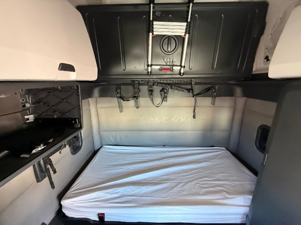 Sleeper Tractor-Heavy Duty Tractors-Freightliner-2021-T12664ST-Atlanta-GA-532,377\n\t\tmiles-$ 60,500 - Image 15