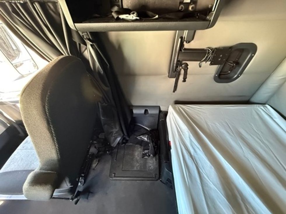 Sleeper Tractor-Heavy Duty Tractors-Freightliner-2021-T12664ST-Atlanta-GA-532,377\n\t\tmiles-$ 60,500 - Image 16