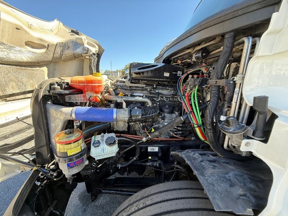 Sleeper Tractor-Heavy Duty Tractors-Freightliner-2021-T12664ST-Atlanta-GA-532,377\n\t\tmiles-$ 60,500 - Image 19