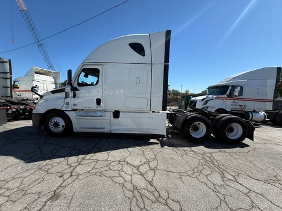 Sleeper Tractor-Heavy Duty Tractors-Freightliner-2021-T12664ST-Atlanta-GA-532,377\n\t\tmiles-$ 60,500 - Image 4