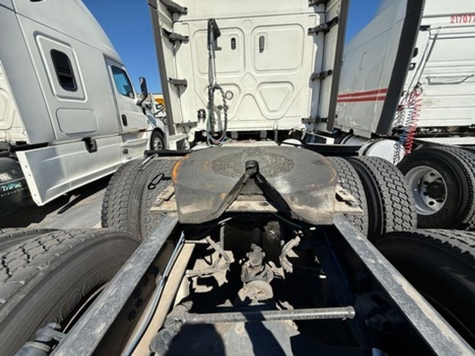 Sleeper Tractor-Heavy Duty Tractors-Freightliner-2021-T12664ST-Atlanta-GA-532,377\n\t\tmiles-$ 60,500 - Image 9