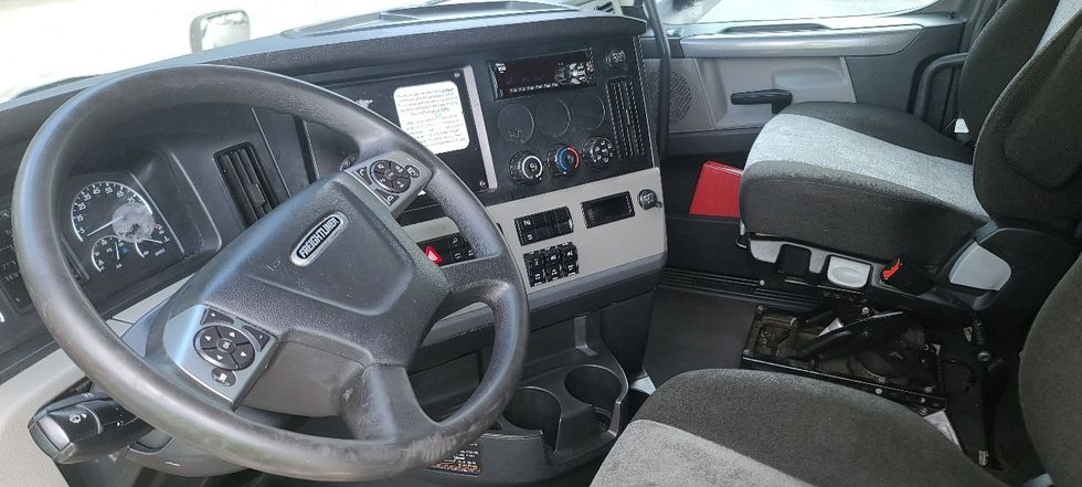 Sleeper Tractor-Heavy Duty Tractors-Freightliner-2021-T12664ST-Atlanta-GA-678,696\n\t\tmiles-$ 50,250 - Image 10