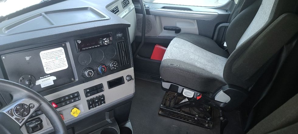 Sleeper Tractor-Heavy Duty Tractors-Freightliner-2021-T12664ST-Atlanta-GA-678,696\n\t\tmiles-$ 50,250 - Image 12