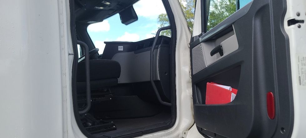 Sleeper Tractor-Heavy Duty Tractors-Freightliner-2021-T12664ST-Atlanta-GA-678,696\n\t\tmiles-$ 50,250 - Image 13