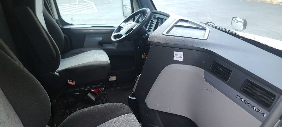 Sleeper Tractor-Heavy Duty Tractors-Freightliner-2021-T12664ST-Atlanta-GA-678,696\n\t\tmiles-$ 50,250 - Image 15