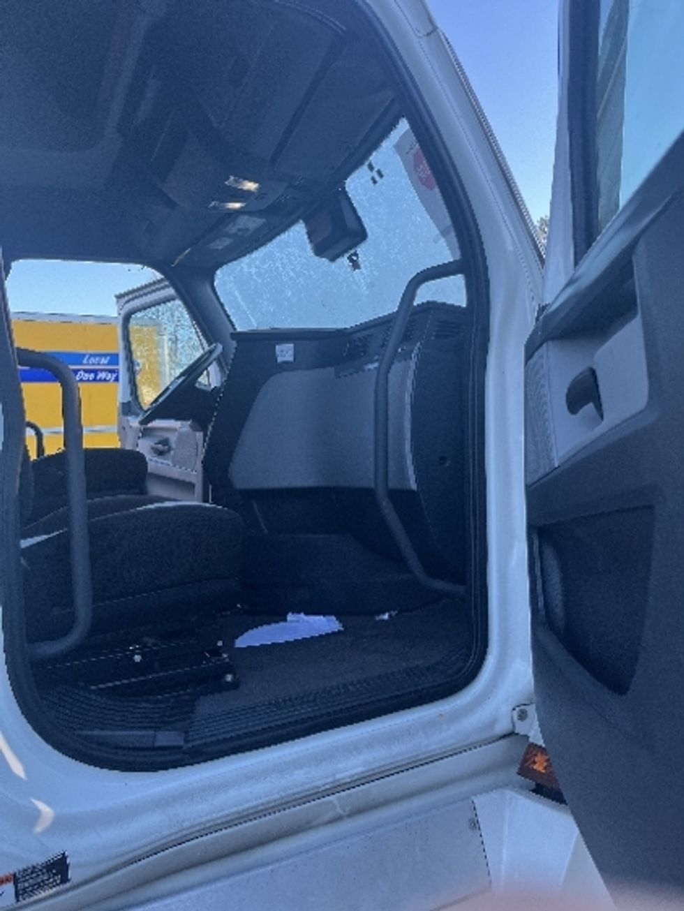 Sleeper Tractor-Heavy Duty Tractors-Freightliner-2021-T12664ST-Auburn-MA-431,503\n\t\tmiles-$ 68,500 - Image 13