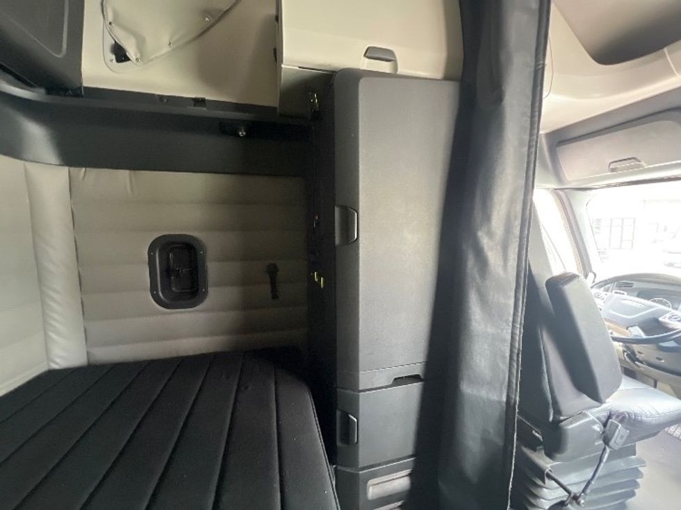 Sleeper Tractor-Heavy Duty Tractors-Freightliner-2021-T12664ST-Auburn-MA-431,503\n\t\tmiles-$ 68,500 - Image 16