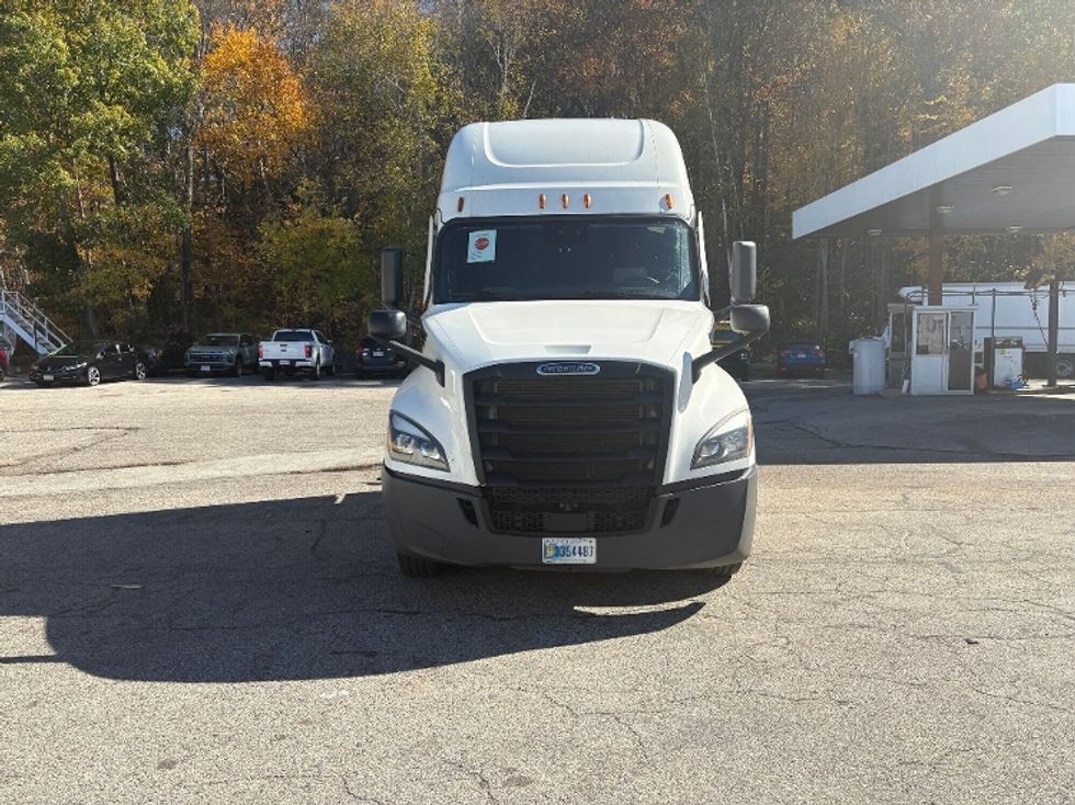Sleeper Tractor-Heavy Duty Tractors-Freightliner-2021-T12664ST-Auburn-MA-431,503\n\t\tmiles-$ 68,500 - Image 2