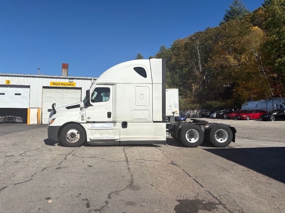 Sleeper Tractor-Heavy Duty Tractors-Freightliner-2021-T12664ST-Auburn-MA-431,503\n\t\tmiles-$ 68,500 - Image 4