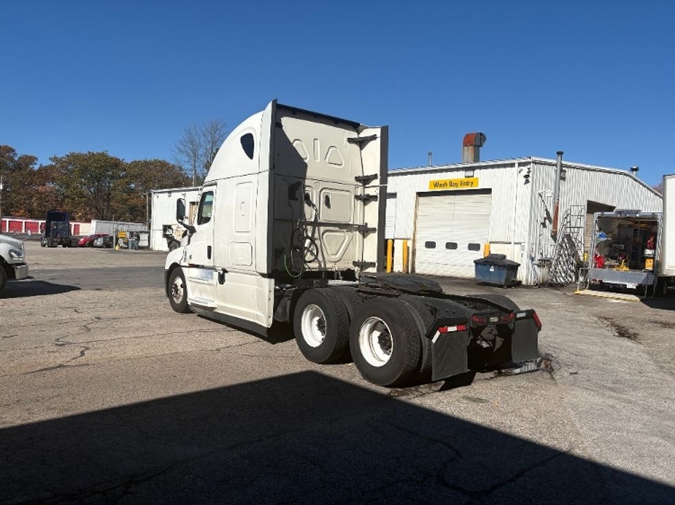 Sleeper Tractor-Heavy Duty Tractors-Freightliner-2021-T12664ST-Auburn-MA-431,503\n\t\tmiles-$ 68,500 - Image 5