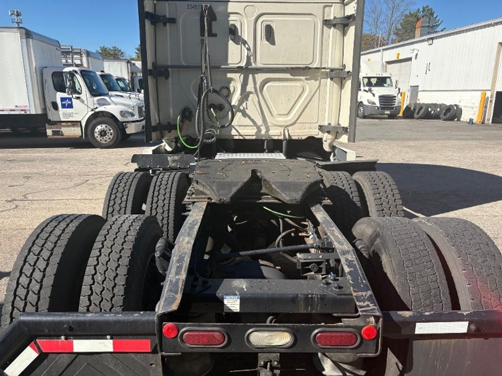 Sleeper Tractor-Heavy Duty Tractors-Freightliner-2021-T12664ST-Auburn-MA-431,503\n\t\tmiles-$ 68,500 - Image 6