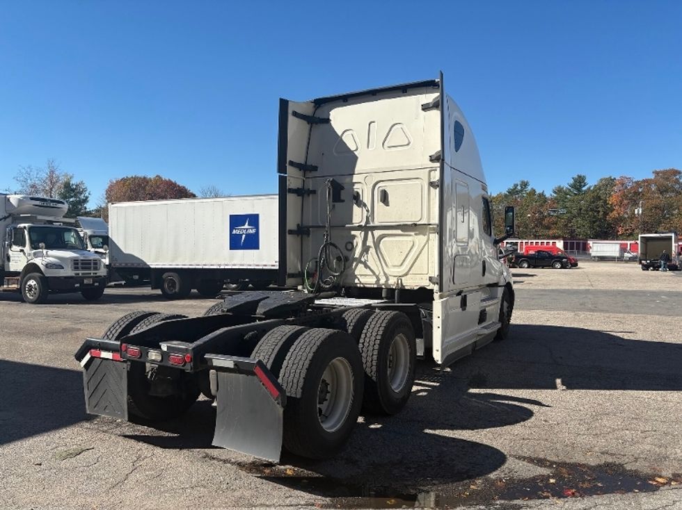 Sleeper Tractor-Heavy Duty Tractors-Freightliner-2021-T12664ST-Auburn-MA-431,503\n\t\tmiles-$ 68,500 - Image 7