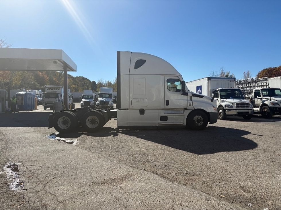 Sleeper Tractor-Heavy Duty Tractors-Freightliner-2021-T12664ST-Auburn-MA-431,503\n\t\tmiles-$ 68,500 - Image 8