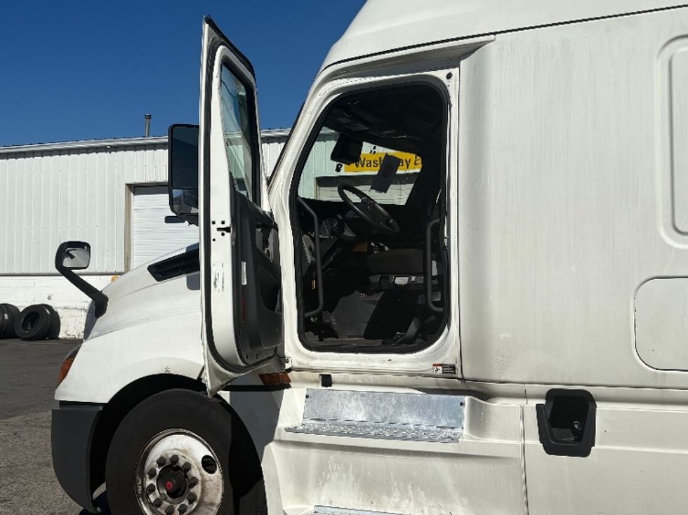 Sleeper Tractor-Heavy Duty Tractors-Freightliner-2021-T12664ST-Auburn-MA-431,503\n\t\tmiles-$ 68,500 - Image 9