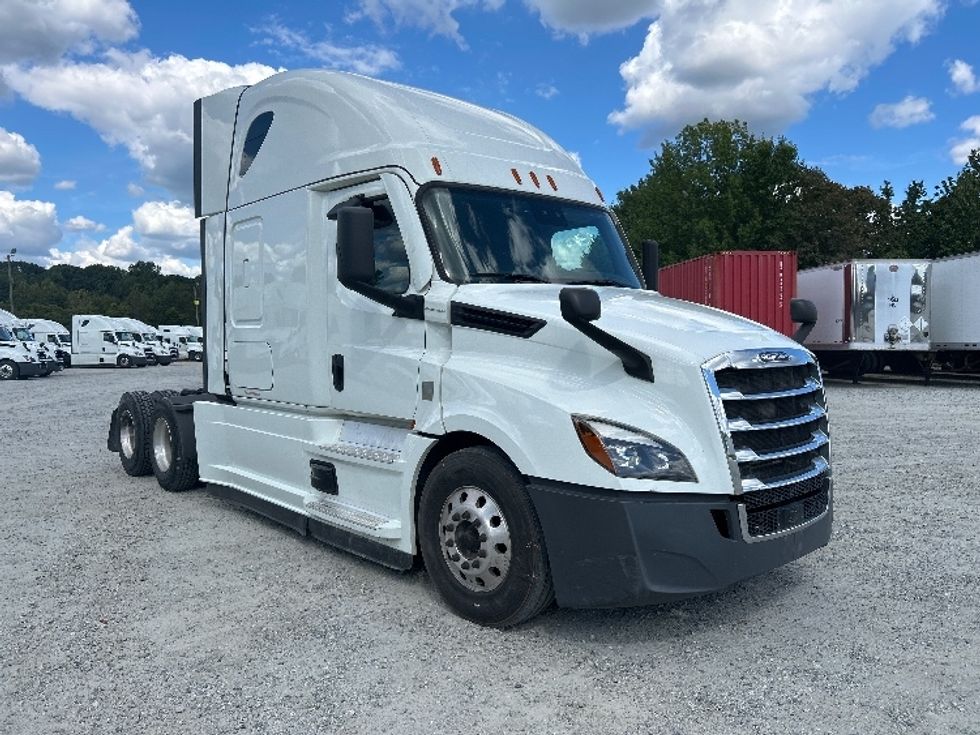 Sleeper Tractor-Heavy Duty Tractors-Freightliner-2021-T12664ST-Auburn-ME-440,810\n\t\tmiles-$ 70,250 - Image 1