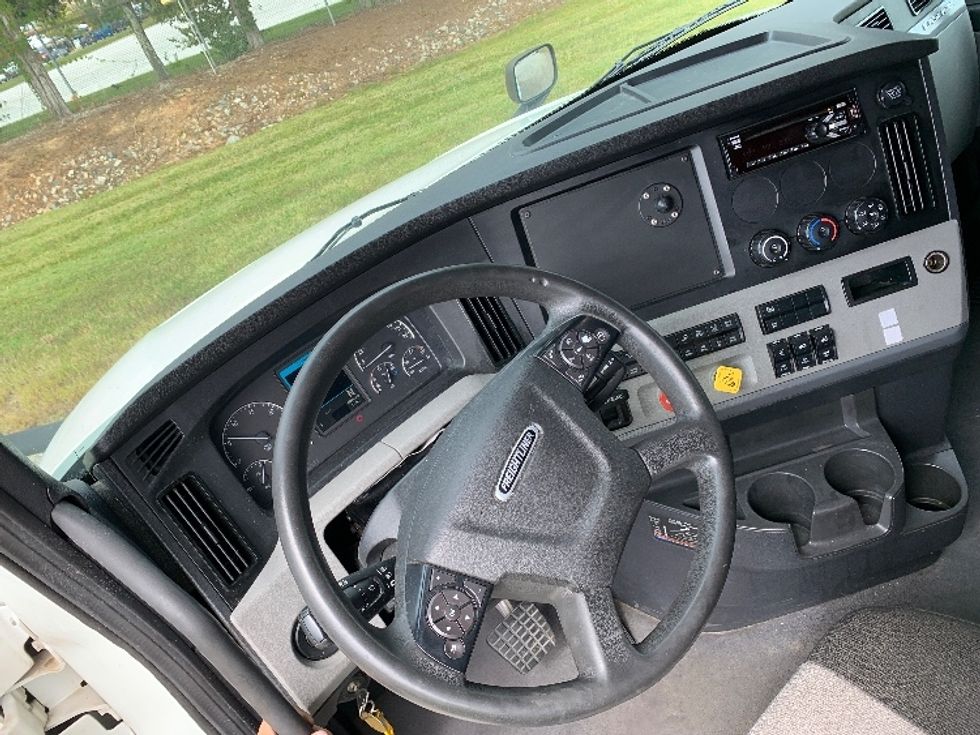 Sleeper Tractor-Heavy Duty Tractors-Freightliner-2021-T12664ST-Auburn-ME-440,810\n\t\tmiles-$ 70,250 - Image 10