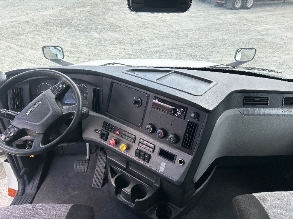 Sleeper Tractor-Heavy Duty Tractors-Freightliner-2021-T12664ST-Auburn-ME-440,810\n\t\tmiles-$ 70,250 - Image 12
