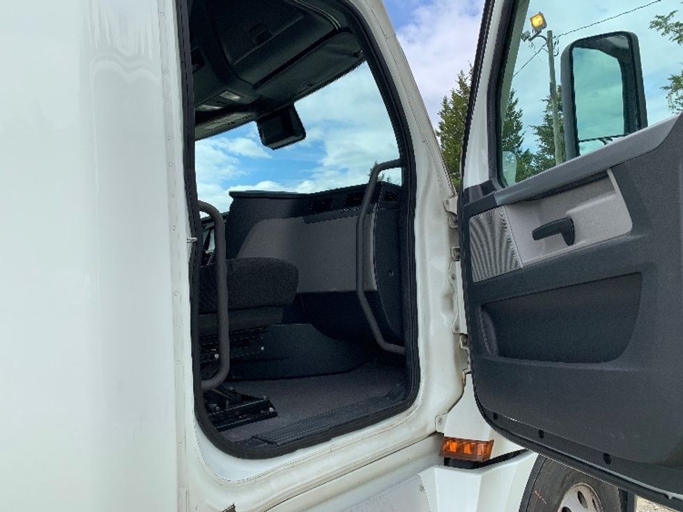 Sleeper Tractor-Heavy Duty Tractors-Freightliner-2021-T12664ST-Auburn-ME-440,810\n\t\tmiles-$ 70,250 - Image 13