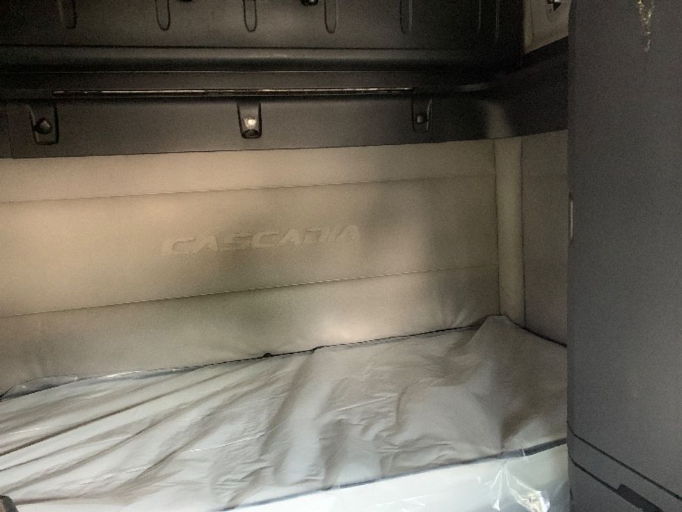 Sleeper Tractor-Heavy Duty Tractors-Freightliner-2021-T12664ST-Auburn-ME-440,810\n\t\tmiles-$ 70,250 - Image 16