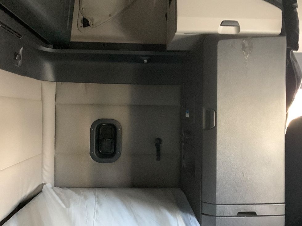 Sleeper Tractor-Heavy Duty Tractors-Freightliner-2021-T12664ST-Auburn-ME-440,810\n\t\tmiles-$ 70,250 - Image 18