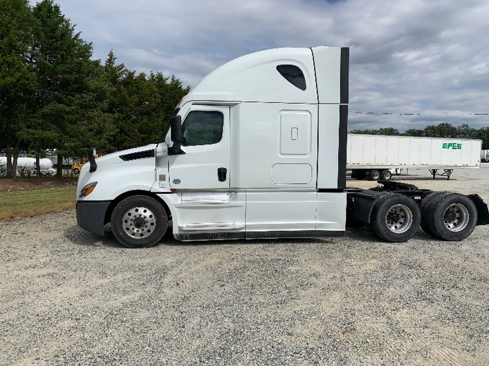 Sleeper Tractor-Heavy Duty Tractors-Freightliner-2021-T12664ST-Auburn-ME-440,810\n\t\tmiles-$ 70,250 - Image 4
