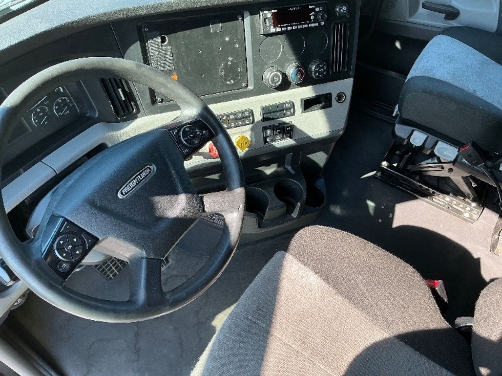 Sleeper Tractor-Heavy Duty Tractors-Freightliner-2021-T12664ST-Augusta-GA-442,201\n\t\tmiles-$ 72,250 - Image 10