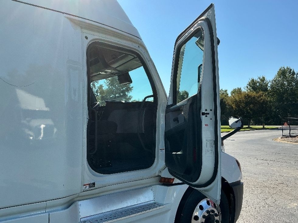 Sleeper Tractor-Heavy Duty Tractors-Freightliner-2021-T12664ST-Augusta-GA-442,201\n\t\tmiles-$ 72,250 - Image 13